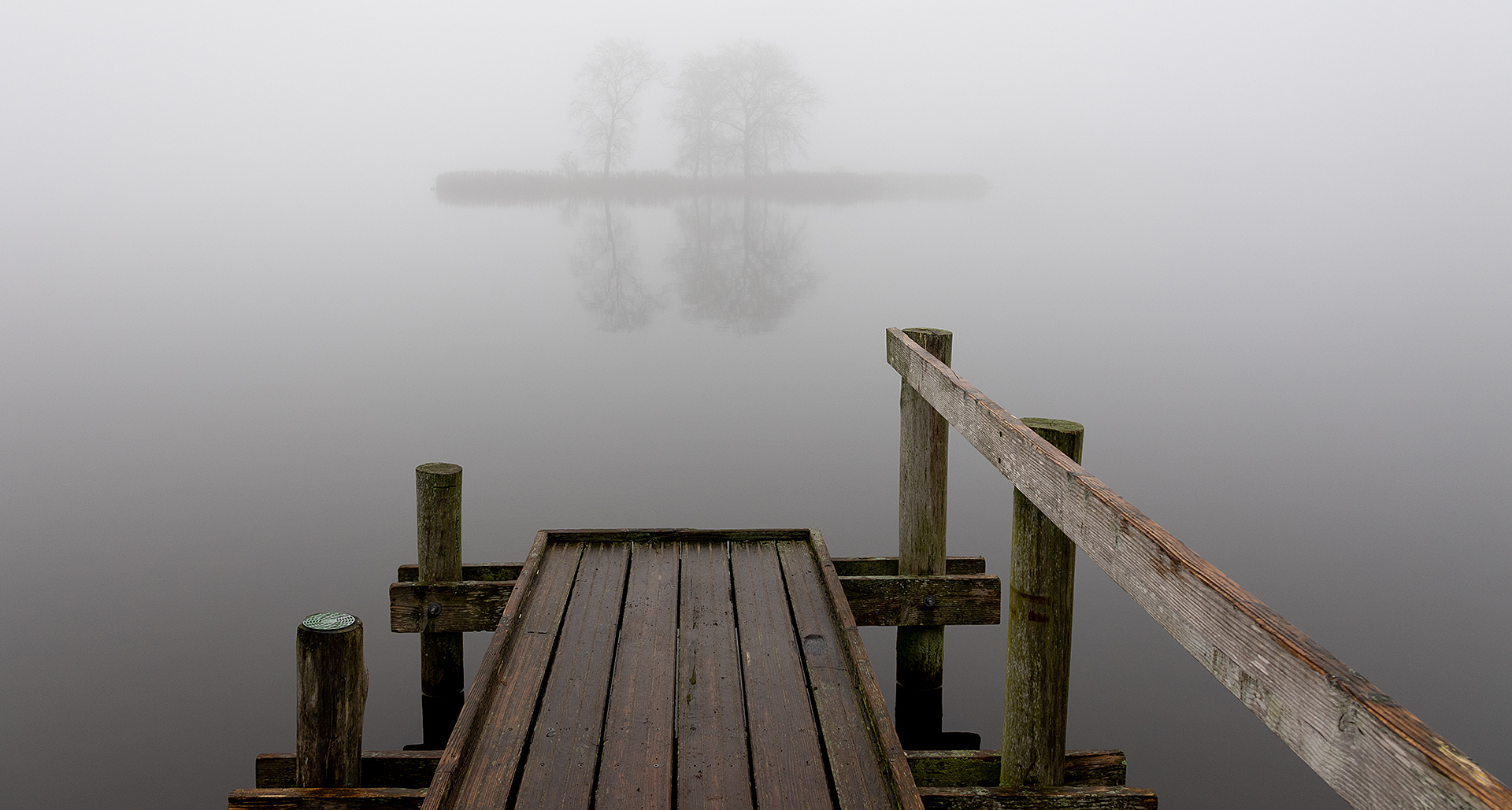 Eilandjes in de mist, vanaf een kleine steiger reeuwijkse plassen.